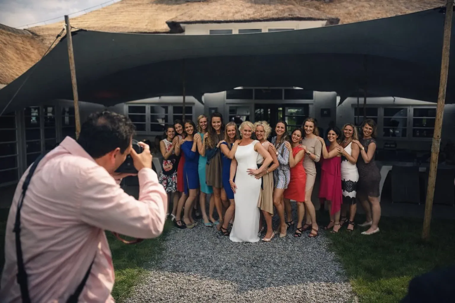 Stefan Segers fotografeert de bruid met haar vriendinnen