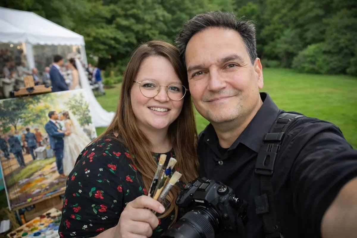 Stefan Segers en schilderes Renée van den Kerkhof naast haar ezel op een bruiloft buiten