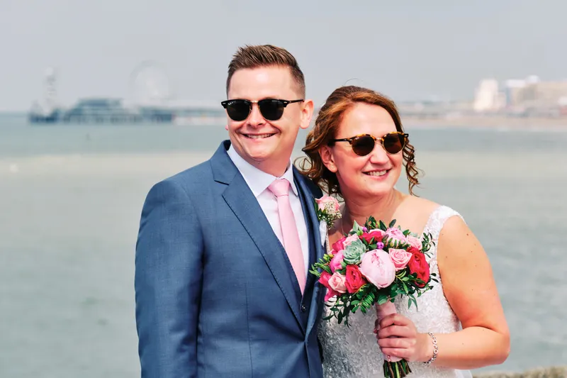 Stefan en Victoria met zonnebrillen op het strand van Scheveningen