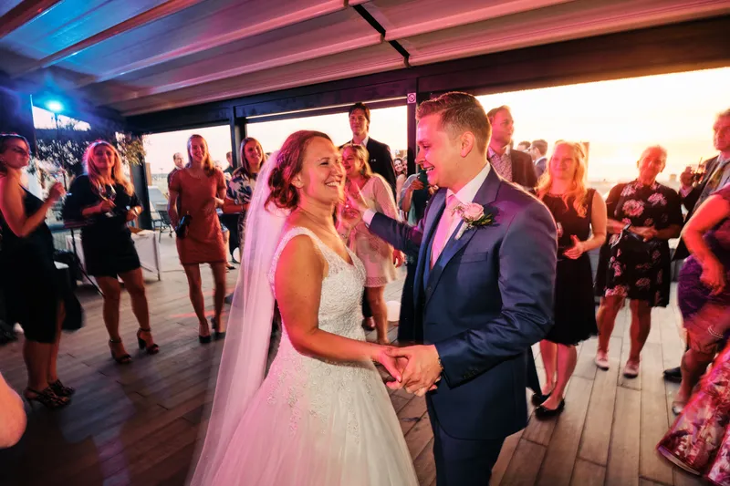 Stefan en Victoria dansen op het terras bij zonsondergang