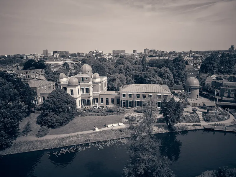 Zwart-wit: dronefoto van de Sterrewacht en de Hortus, met het water ervoor