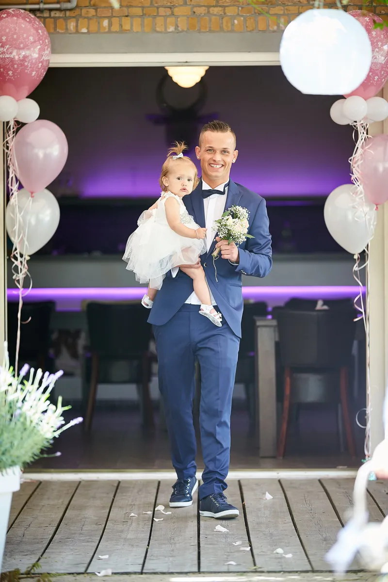 Jeffrey en een kind bij de ingang met ballonnen