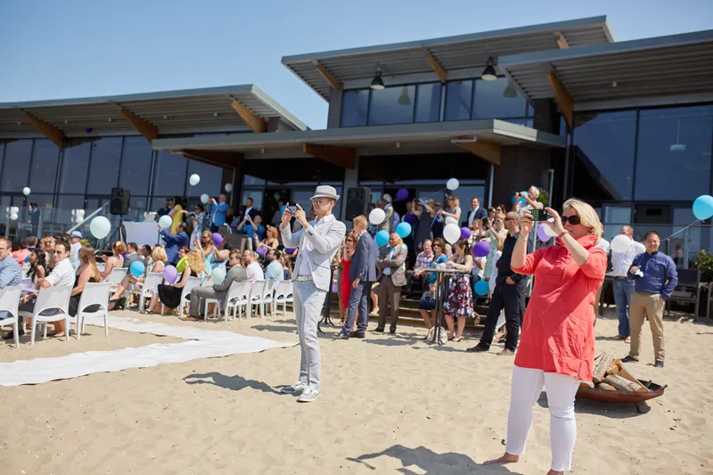 De gasten op het strand van Villa Westend