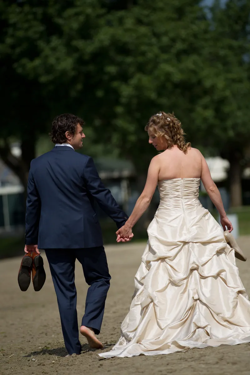 Patricia en Arno lopen hand in hand over het zand