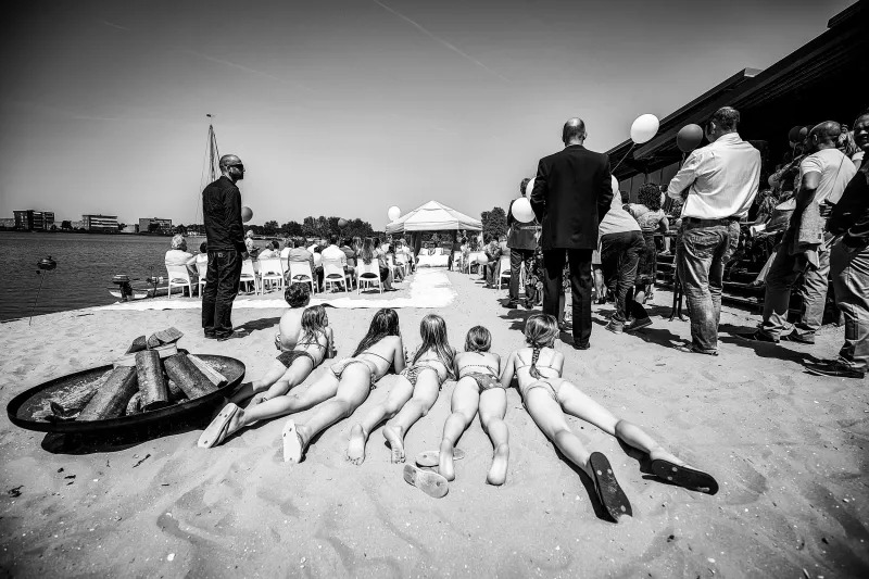 Zwart-wit: vriendinnen liggen in het zand op het strand