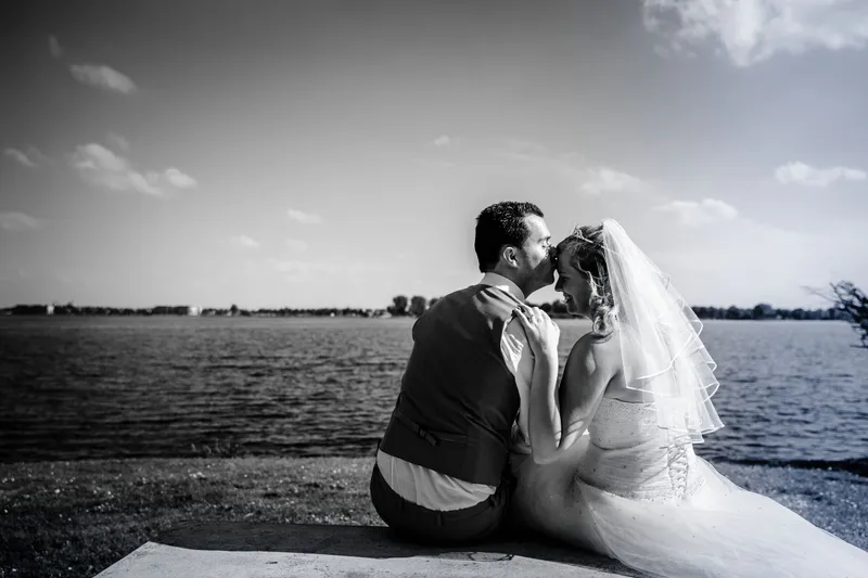 Jennifer en Brian zitten samen aan het water