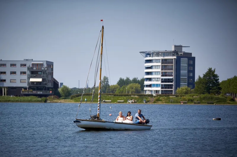 Het bootje met Prunella en Cora op het meer