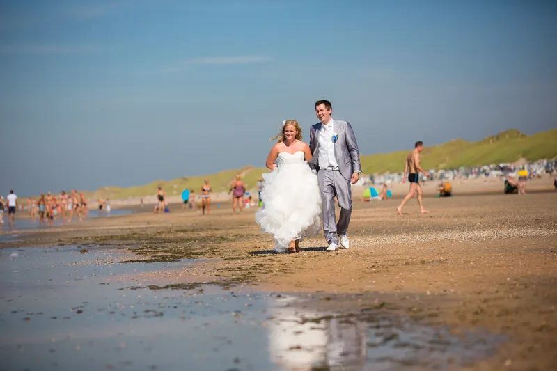 Sabine en Ferry lopen over het drukke strand van Wijk aan Zee