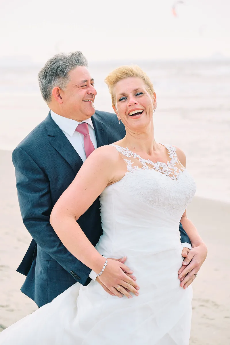 Helen en Burt lachen dicht tegen elkaar
