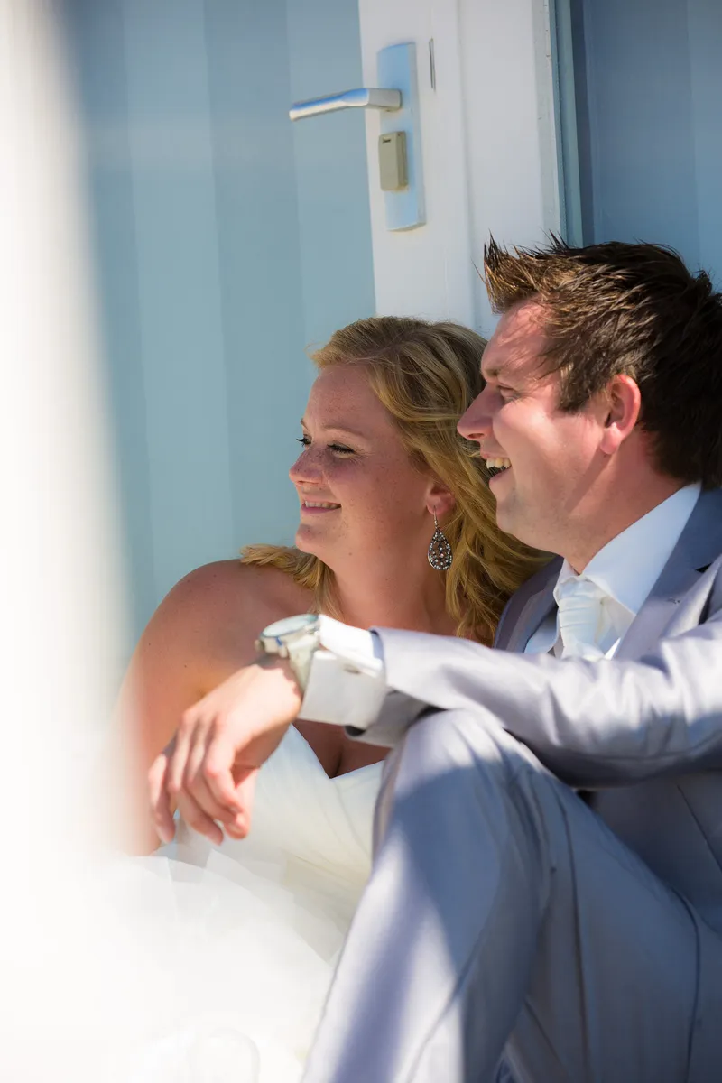 Sabine en Ferry lachen dicht tegen elkaar aan