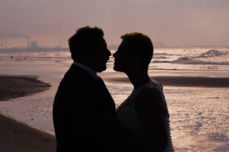 Helen en Burt als silhouet in de lage zon