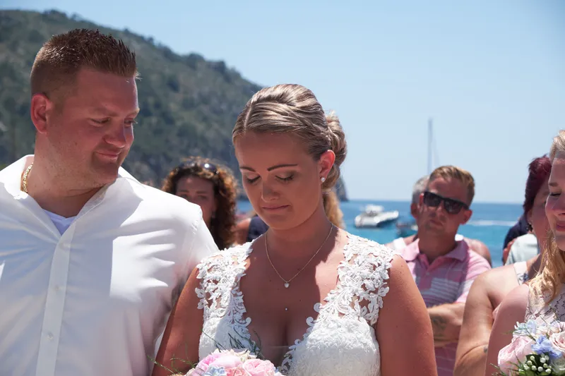 Wesley en Stephanie tussen de gasten, met de baai erachter