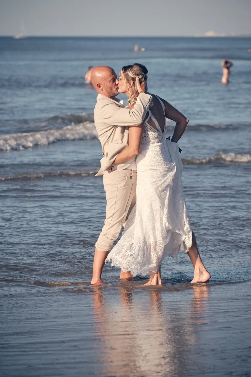 Jolanda en Pascal in het water, met de kinderen erbij