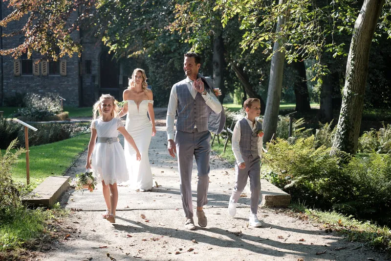 Lucinda en Carlo lopen met de kinderen langs de tuin van het kasteel