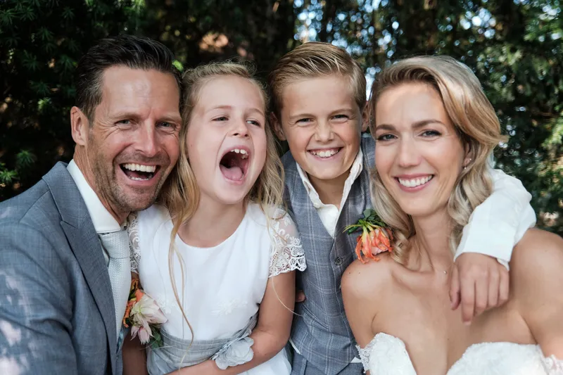 Het hele gezin lacht dicht tegen elkaar aan