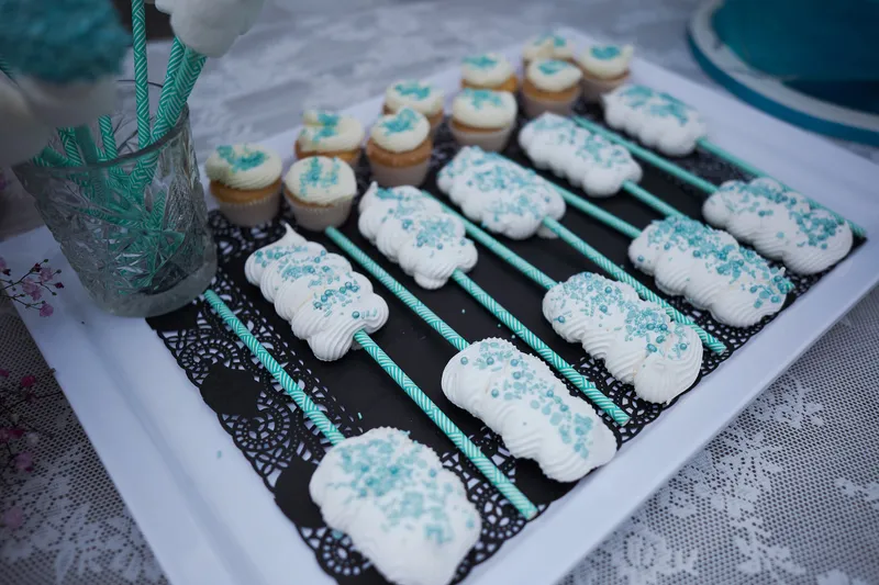 Cupcakes met turquoise glazuur op de taartentafel