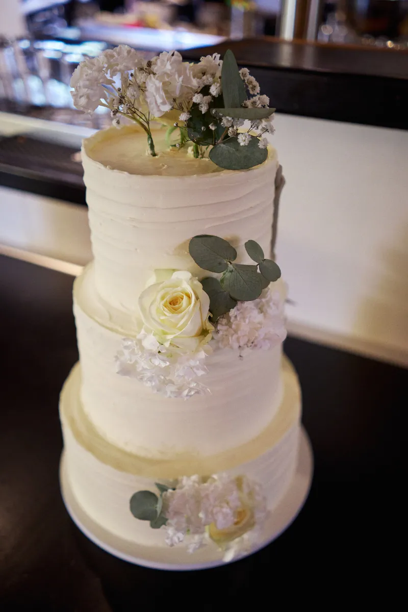 De witte taart met bloemen