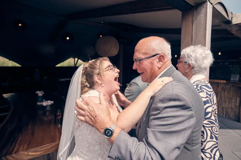 Angelique lacht hardop als ze wordt gefeliciteerd