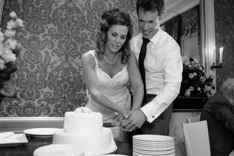 Debora en Joris snijden de bruidstaart aan