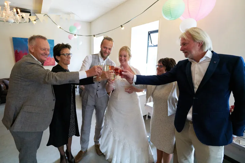 Gasten feliciteren Akke en Rogier