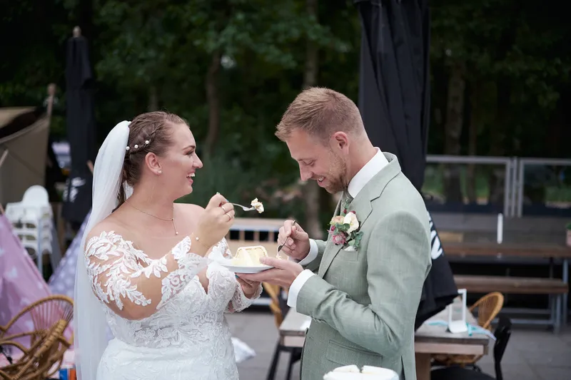 Liëla en Jeffrey snijden de bruidstaart aan