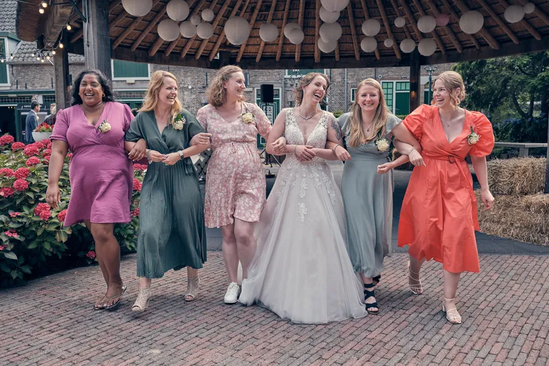 Wendy loopt gearmd met haar vriendinnen over het plein