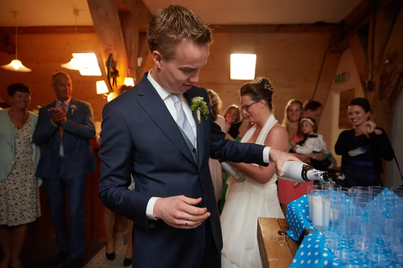 Coen schenkt in voor de toost