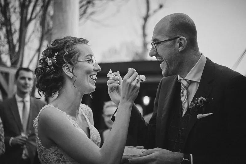Ilse en Robbert voeren elkaar taart