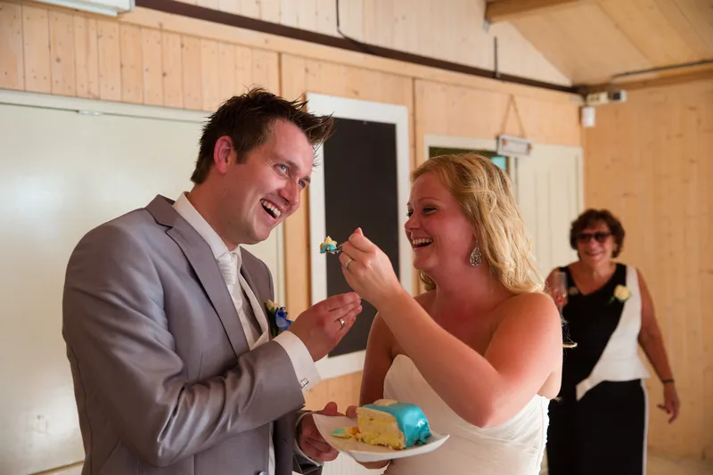 Ferry voert Sabine een stuk taart