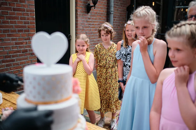 Meisjes kijken naar het hart op de taart