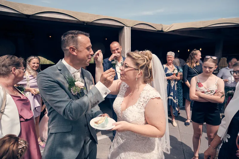 Angelique en Michiel voeren elkaar taart