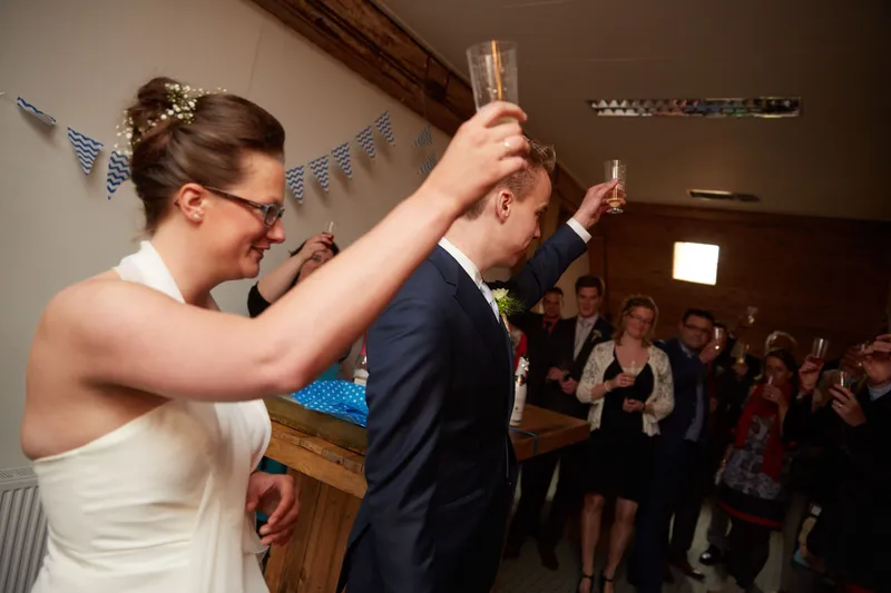 Marjolein en Coen heffen het glas tussen de gasten