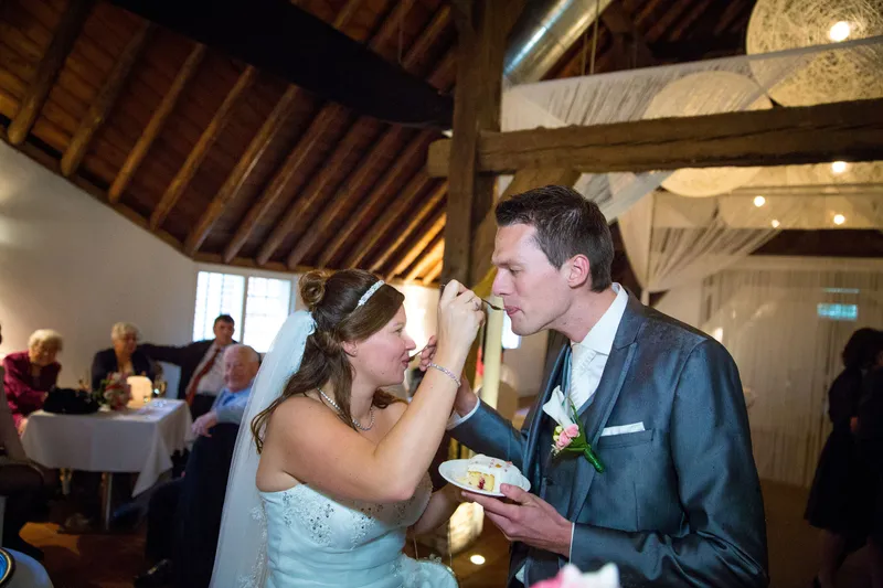 Annika voert Mark een stukje taart
