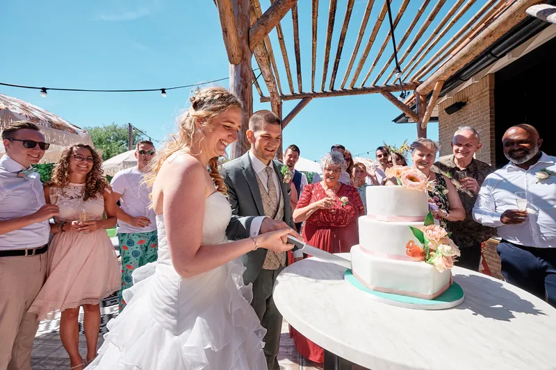 Ylona en Wouter snijden de taart aan