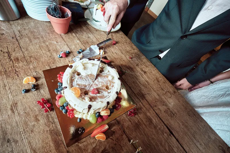 De taart met fruit van bovenaf op de houten tafel