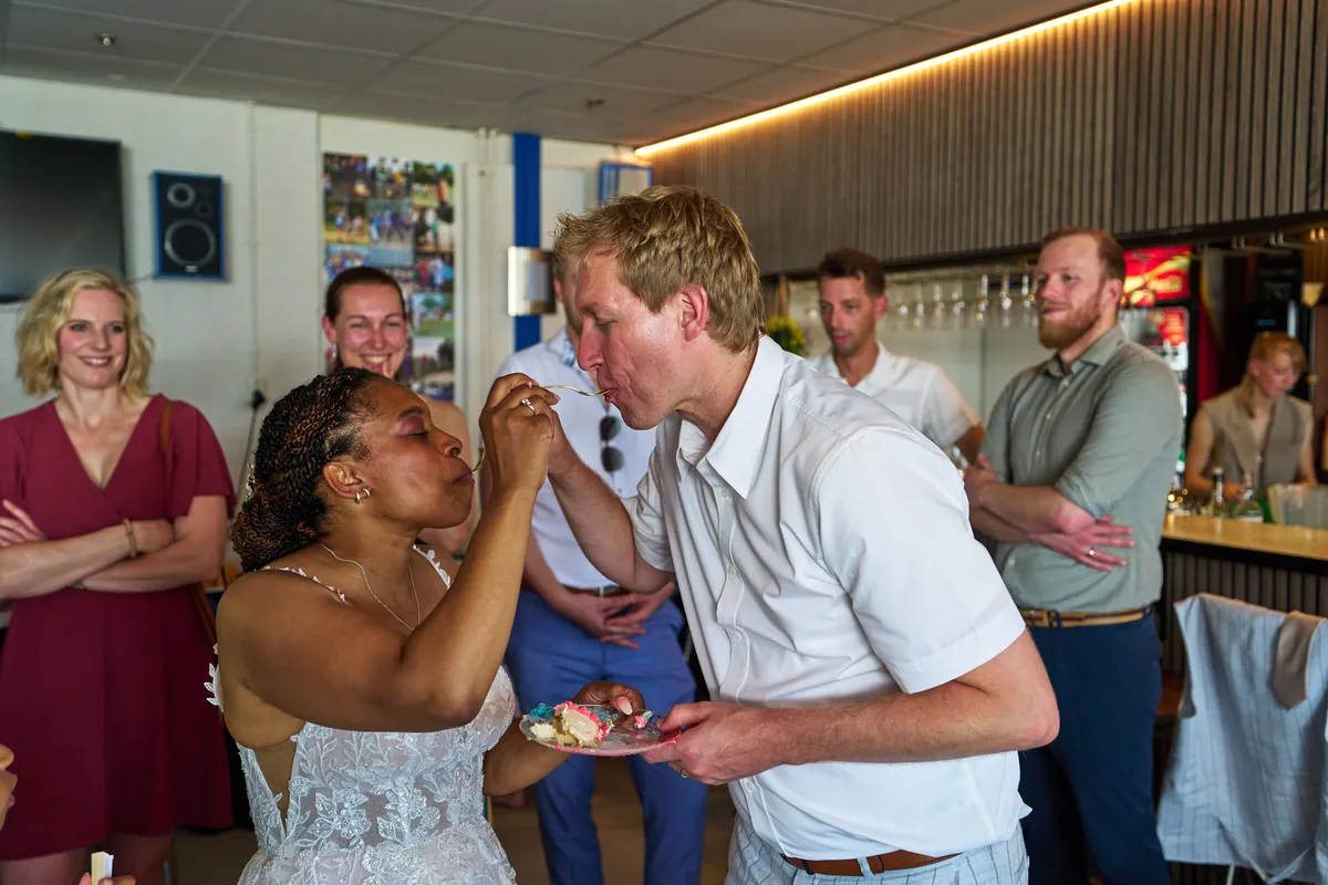 Felicia en Sander voeren elkaar een stukje taart