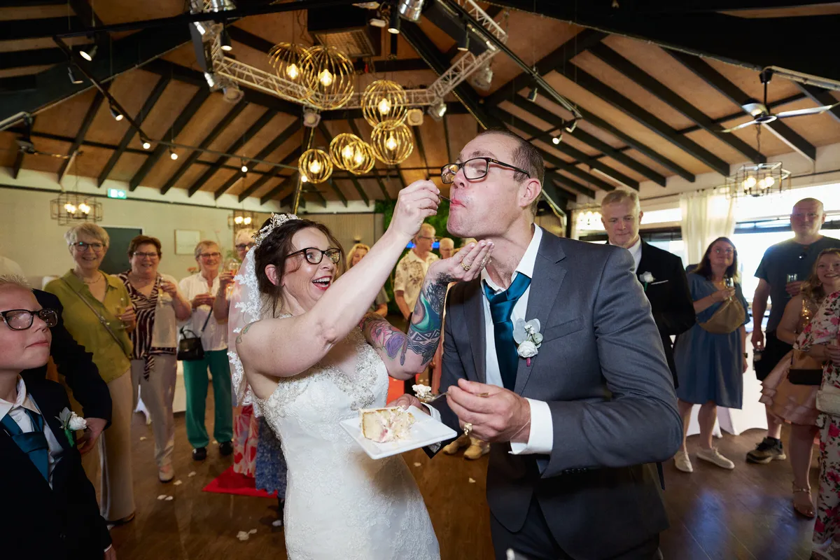 Karon en Pieter voeren elkaar een stukje taart