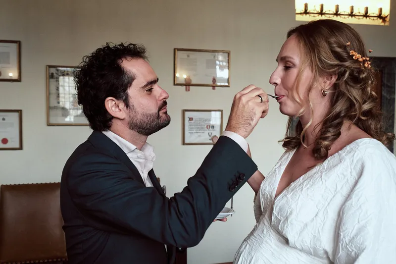 Raphaël houdt het vorkje met taart voor Anouk
