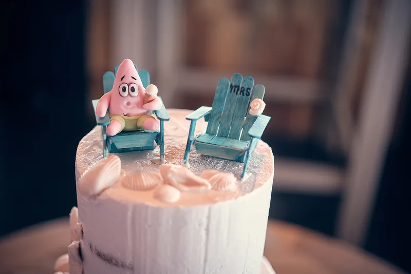 Taarttopper met twee strandstoeltjes: in de ene zit Patrick Ster, op de andere staat Mrs