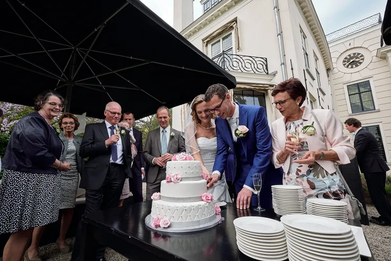 Femke en Arjan snijden de taart aan op het terras van Te Werve