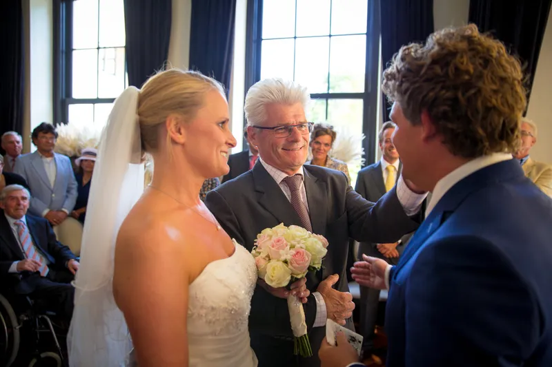 Liselotte en Matthijs bij het begin van de ceremonie
