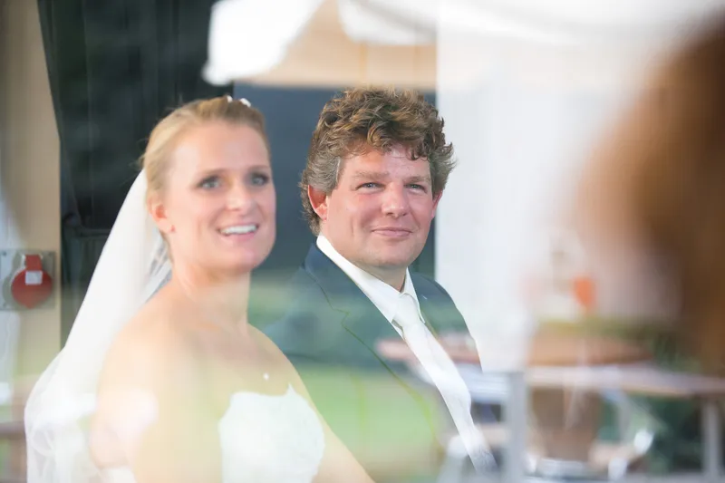 Liselotte en Matthijs lachen tijdens de ceremonie