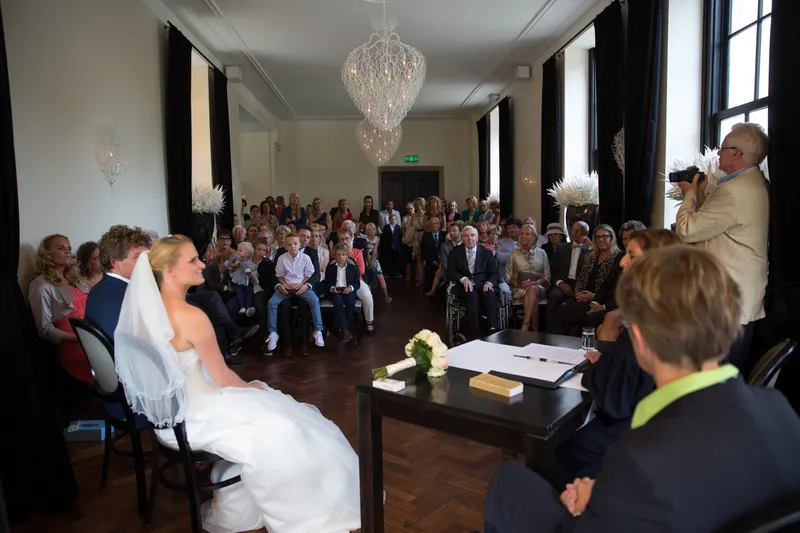 De trouwzaal van Te Werve met kroonluchter en gasten