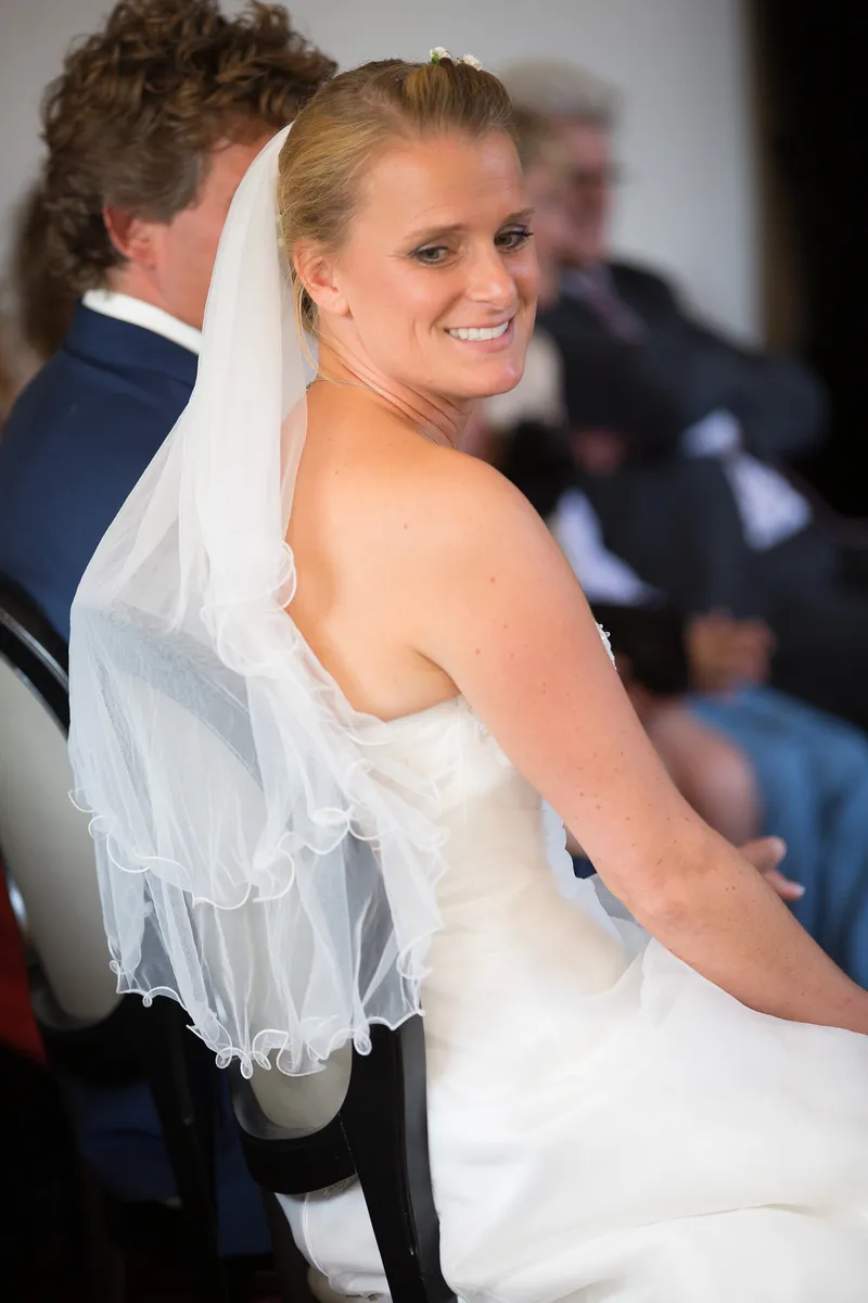 Liselotte kijkt lachend over haar schouder