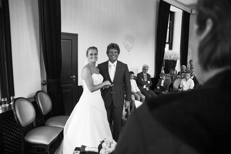 Zwart-wit: Liselotte en Matthijs staan in de trouwzaal