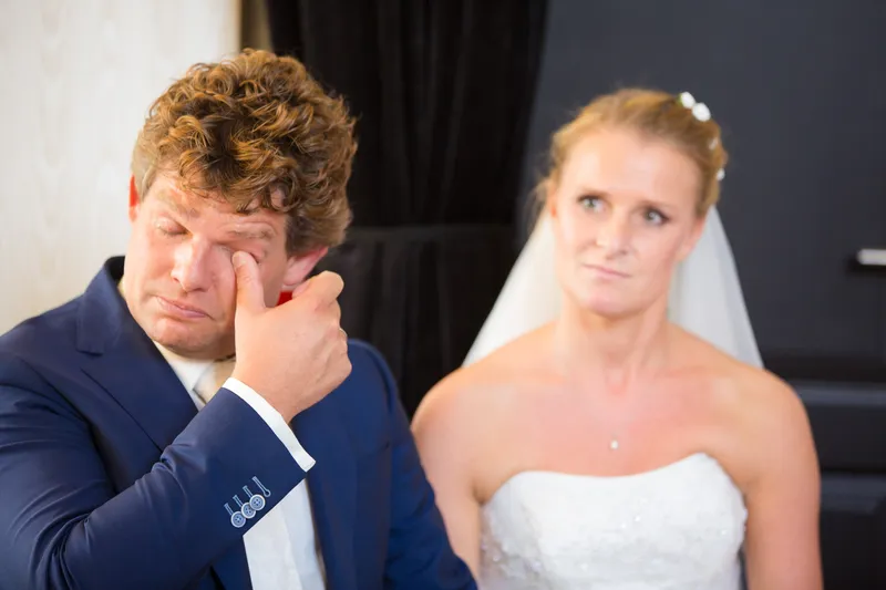 Matthijs veegt een traan weg naast Liselotte