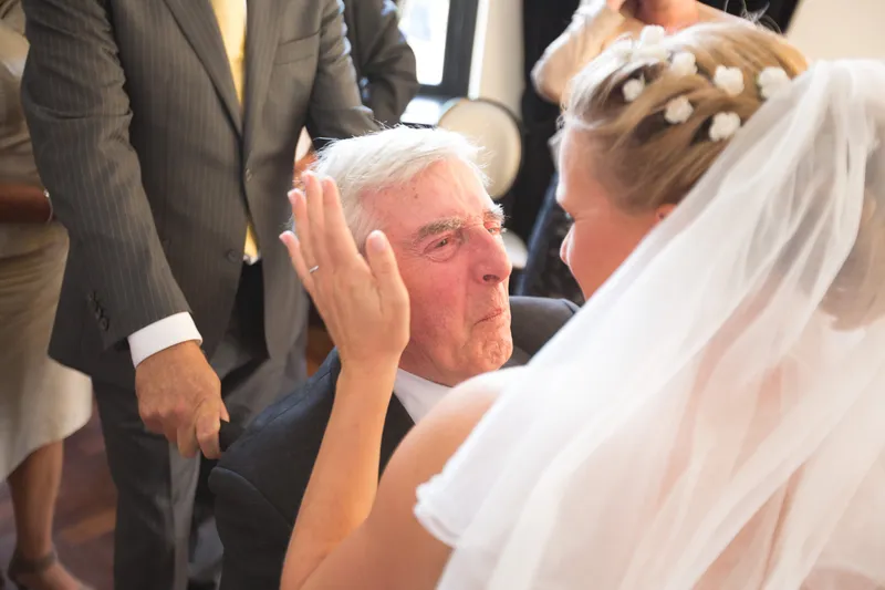 Een oudere man feliciteert Liselotte