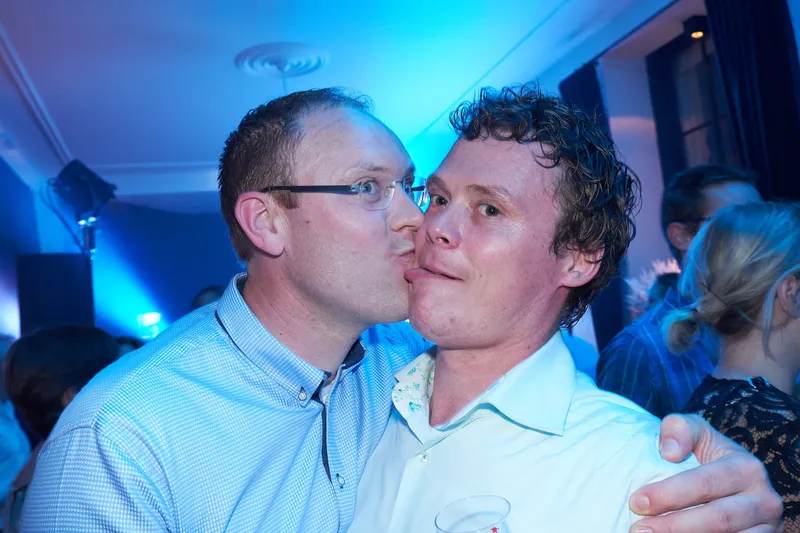 Twee vrienden geven elkaar een kus op de wang