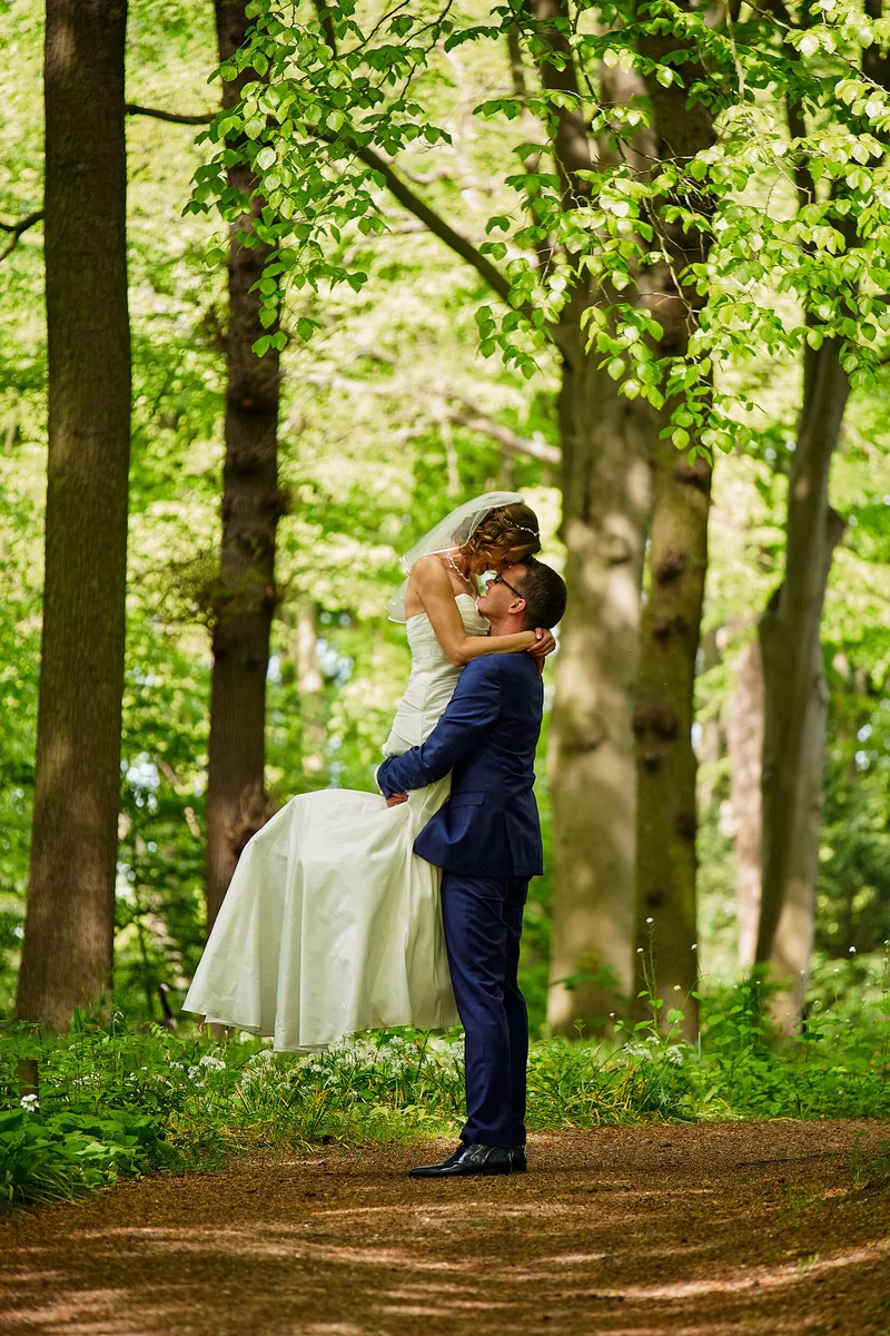 Arjan tilt Femke op tussen de bomen