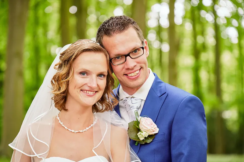 Femke en Arjan wang aan wang tussen het groen
